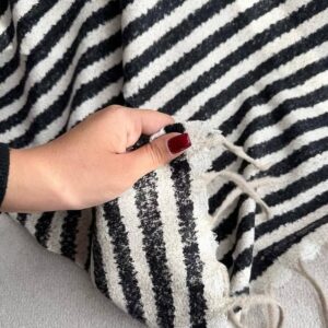 شال راه‌راه بافت لطیف مشکی‌سفید